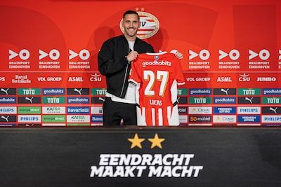 Nieuwe PSV-spits Pérez deelt bijzonder verhaal over zijn verleden: ‘Mijn ouders lieten me zitten en vragen me nu om geld’