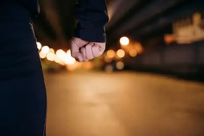 Oudere man komt ten val bij beroving in Best en raakt bewusteloos