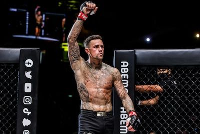 Het lange wachten wordt beloond: Nieky Holzken (40) gaat ‘eindelijk’ weer de ring in en vecht tegen oude rivaal