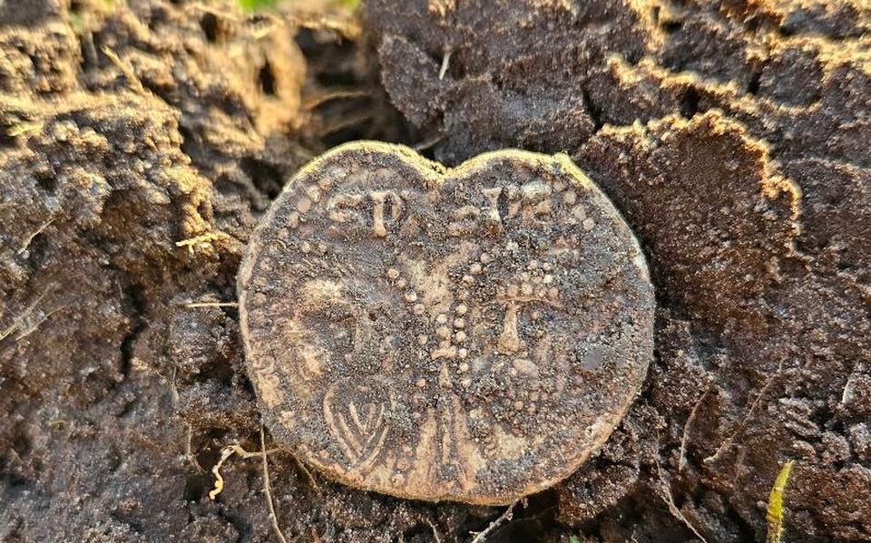 Zeldzame pauselijke ‘bul’ gevonden in weiland bij het rijkste klooster van Friesland