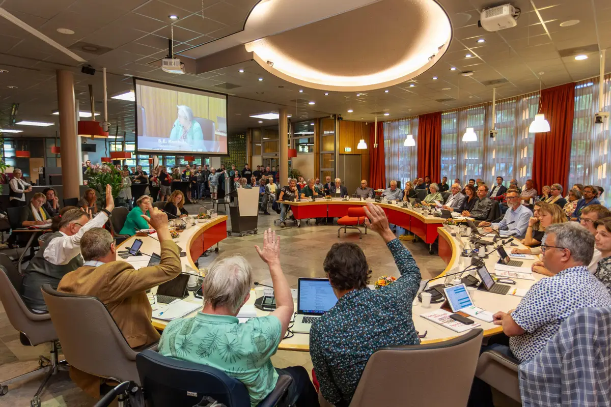Alsjeblieft, beperk het aantal politieke partijen in Friesland: werk beter samen, stop de versplintering | LC commentaaar
