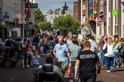 Wat komt het centrum van Helmond te kort? Jeroen en Paul willen een platenzaak, Robert een schnitzeltent en Lean en Loes een hobbywinkel