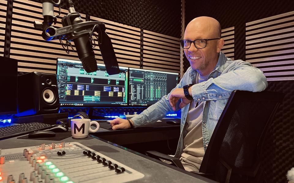 Marcel de Vries uit Dokkum valt met radioshow op in Hilversum