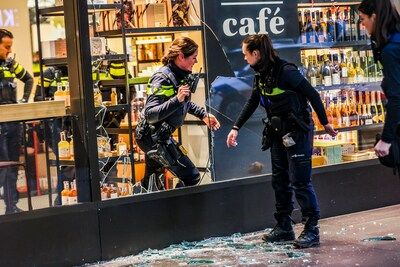 Ruit en vitrines stukgeslagen bij roof in Bijenkorf Eindhoven: ravage en politie massaal in centrum