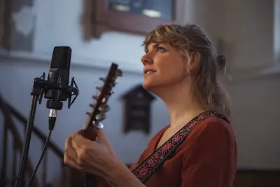 Folkmuzikante Sophie Janna en Gemertenaar Onze Martinus spelen in 't Rozenknopje