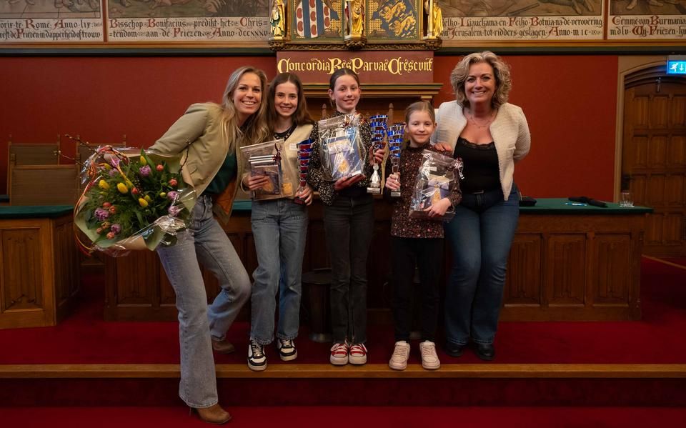 Femke van Kammen wint met slechts 10 fouten het Lyts Frysk Diktee 2025: feest op Dr. Theun de Vriesschool in Feanwâlden