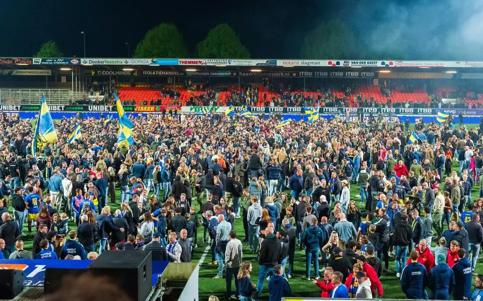 Een gele voetbalenclave in een blauwe zee en pompeblêden buiten de provincie: dit valt op aan de supporterskaart van Nederland