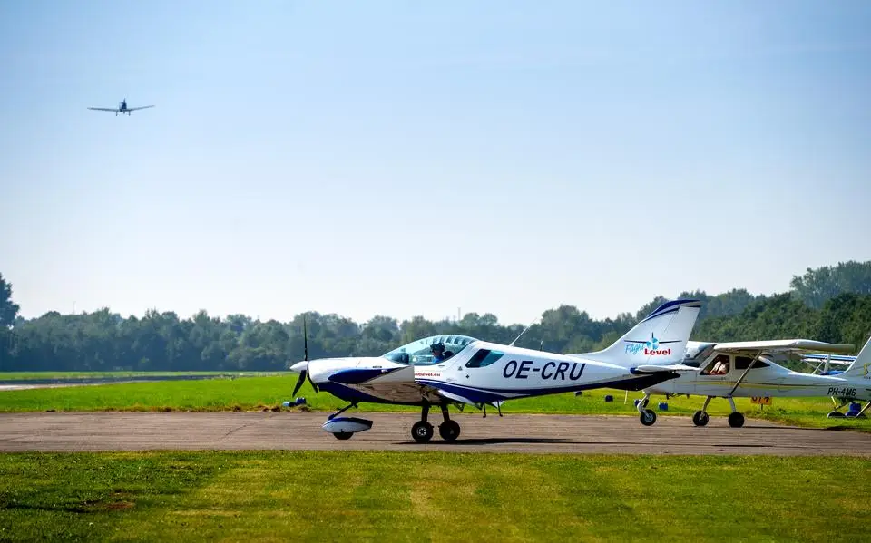 Waarom vliegclub en vliegveld Drachten nog altijd boetes boven het hoofd hangen