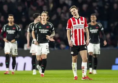LIVE | Ook dat nog: Ødegaard schiet Arsenal op 1-6 tegen PSV, eerste supporters vertrekken