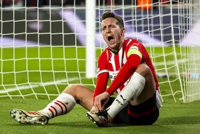 PSV verbleekt compleet na een historische afstraffing: hoe kon het zo misgaan?