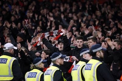 Britse media lovend over PSV-supporters die show stelen bij Arsenal én Wimbledon: ‘Uur voor aftrap stormde het al’