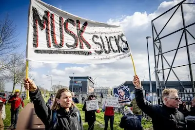 Demonstranten verzamelen bij Tesla-fabriek in Tilburg om op te staan tegen Elon Musk