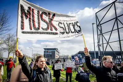 Demonstranten bij Tesla willen ‘geen dictatuur aan het stuur’