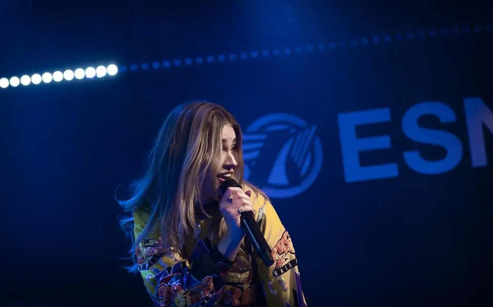 Zegetocht Roxy Dekker gaat verder met debuutalbum ‘Mama I made it’