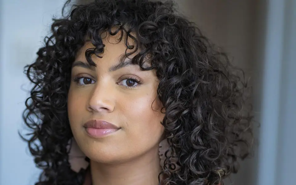 Jaleesa uit Leeuwarden strijdt tegen racisme en discriminatie: 'Er moeten af en toe mensen in de samenleving zijn die een vuist maken'