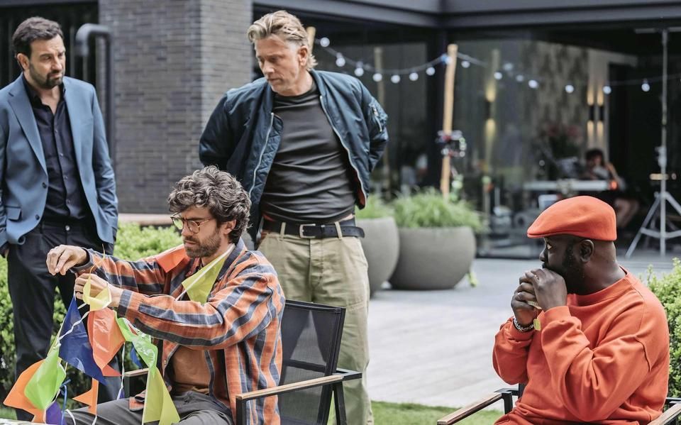 In de nieuwe Nederlandse Netflixserie ‘Haantjes’ zijn veel opgeblazen alfamannetjes te zien