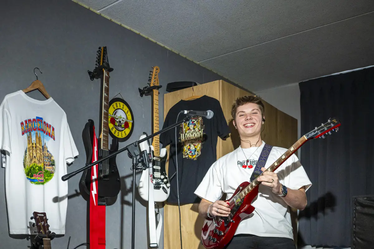 Jelmer Rook (18) uit Coevorden pakt ieder vrij halfuurtje om te jammen op zijn gitaar