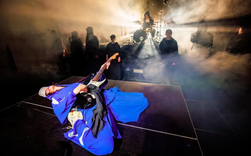Priesteres in hiphop-outfit beukt ons murw in een hoogmis van pijn en frustratie, ocharme | ‘Hardkoor’ ★★★★☆