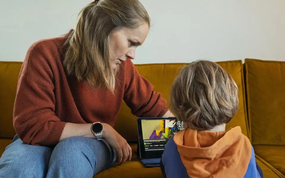 Kamermeerderheid voor leeftijdsgrens sociale media. Amarins (41) uit Leeuwarden juicht het toe: ‘Mijn zoontje krijgt een error als ik de iPad afpak’