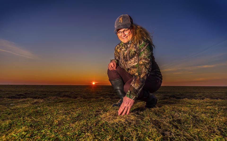 Marrit (57) uit Bolsward vond 5 jaar geleden haar geliefde én de liefde voor vogels: gaat ze het eerste kievitsei vinden?