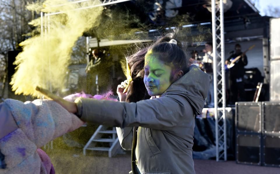 Op het Holi-feest in Leeuwarden wordt de lente kleurrijk ingeluid: ‘We wensen elkaar het beste voor de toekomst’