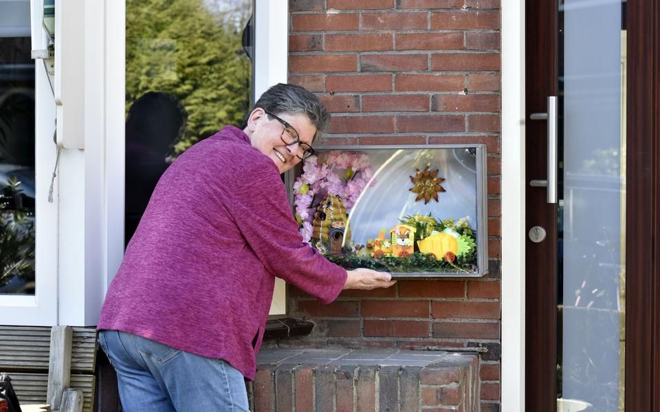 Wilma (68) uit Leeuwarden knutselt een seizoenenkastje: de lente is nu echt begonnen