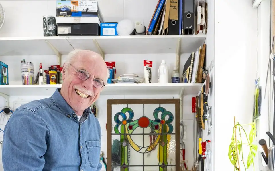 Flip Riem Vis (72) maakt allerlei moois met glas-in-lood en Tiffany: ‘Als ik bezig ben kan ik er helemaal in wegdromen’ | start je weekend
