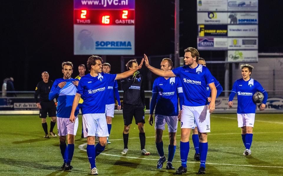 Koploper IJVC houdt na snelle treffer punt over aan restant gestaakt duel tegen Franeker: ‘Wy fiele ús de morele winner’