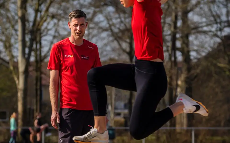 Noordelijk atletiektalent snakt naar betere faciliteiten. ‘Anders dreigen we de slag te missen’