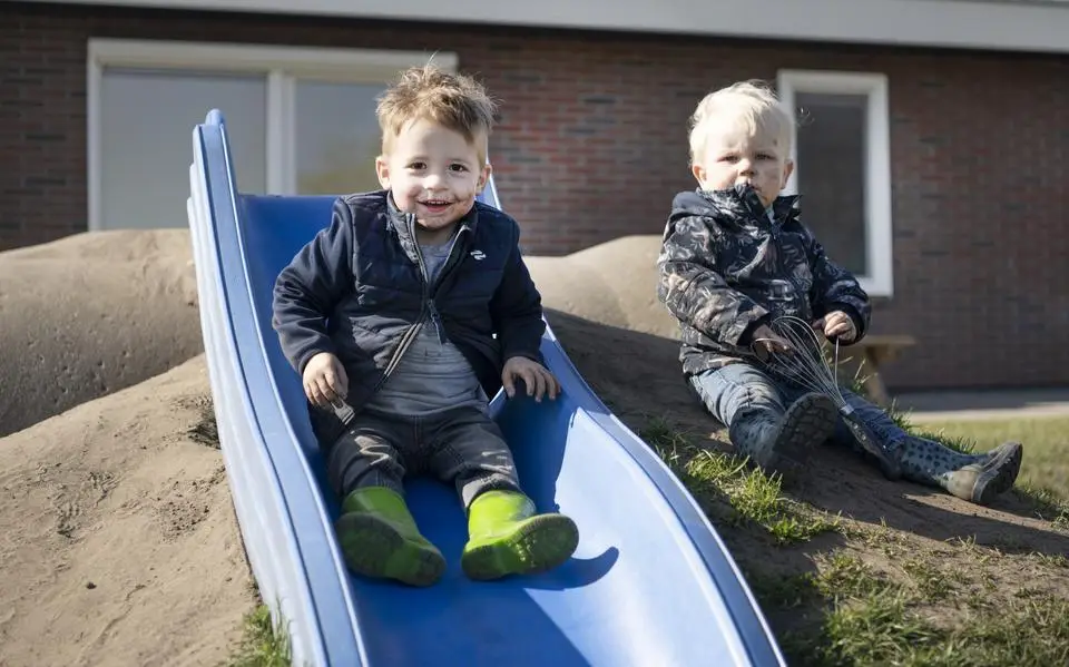 Leroy en Finn spelen lekker in de modder. Dat is bij deze kinderopvang in Wijnjewoude juist de bedoeling