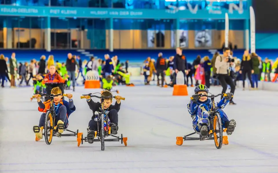 Zeshonderd kinderen uit het speciaal onderwijs op het ijs in Thialf: ‘Ik schaats!’
