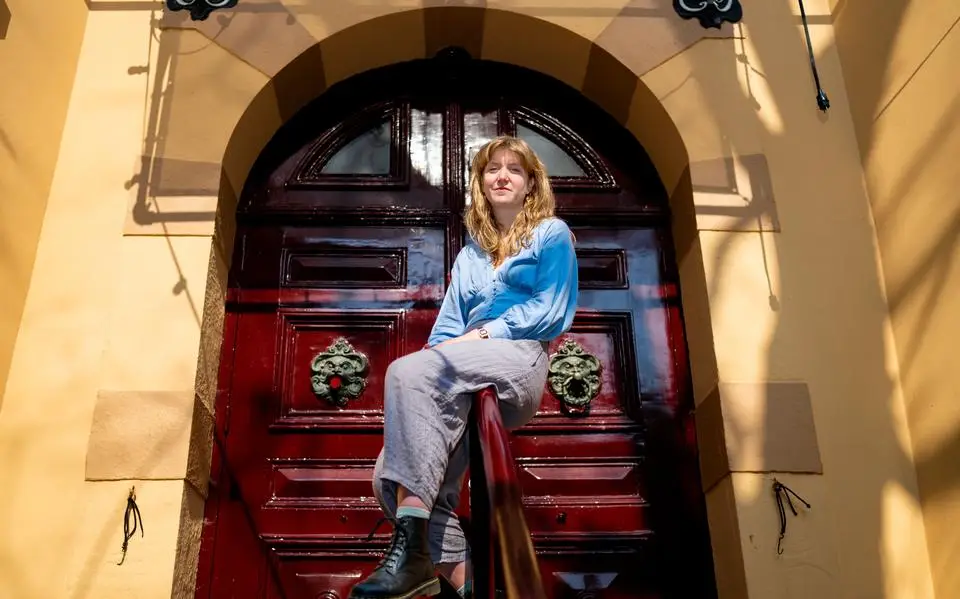 Esther de Jong toert langs Friese kerken, met liedjes over die dorpen: ‘Wat er vroeger was en nu niet meer’