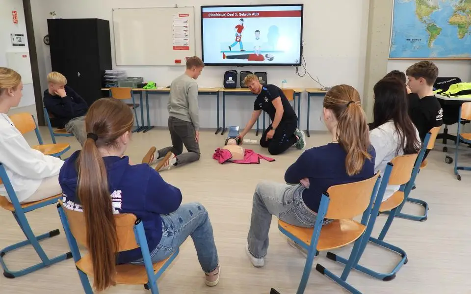 Tien jaar reanimatieles op !mpulse Kollum: duizend leerlingen gecertificeerd