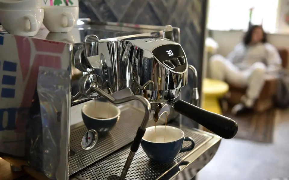 Hoe is het om barista te zijn? 'LC' neemt een kijkje bij Fer Koffie in Leeuwarden: ‘Ik doe net of ik het begrijp’