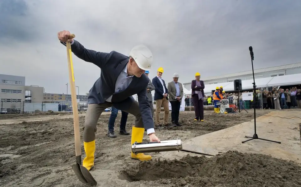 Ingraven van tijdcapsule is startsein voor nieuwbouw van Frisius MC in Leeuwarden