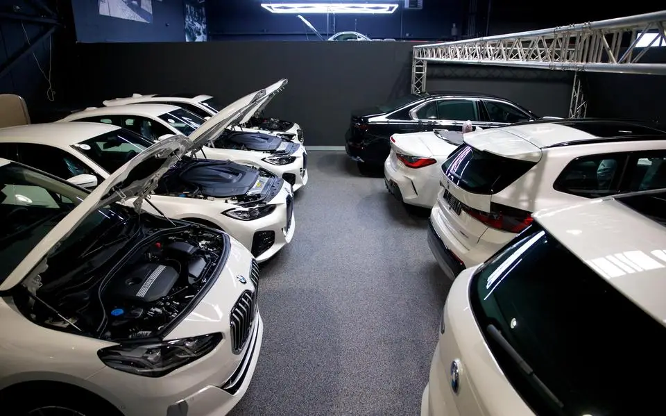 Advocaat Timme over lot 260 gloednieuwe BMW’s uit rampschip Fremantle Highway: ‘Ze sturen geen wrakken naar Japan, toch?’