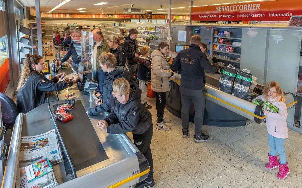 Klanten nemen afscheid: einde supermarkt Donkerbroek is ‘doodslag voor het dorp’