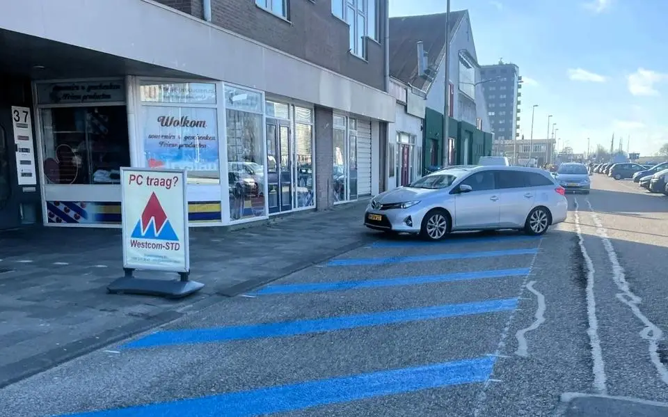 Verbazing over blauwe strepen op Snekertrekweg in Leeuwarden: ‘Is dit een blauwe zone?’