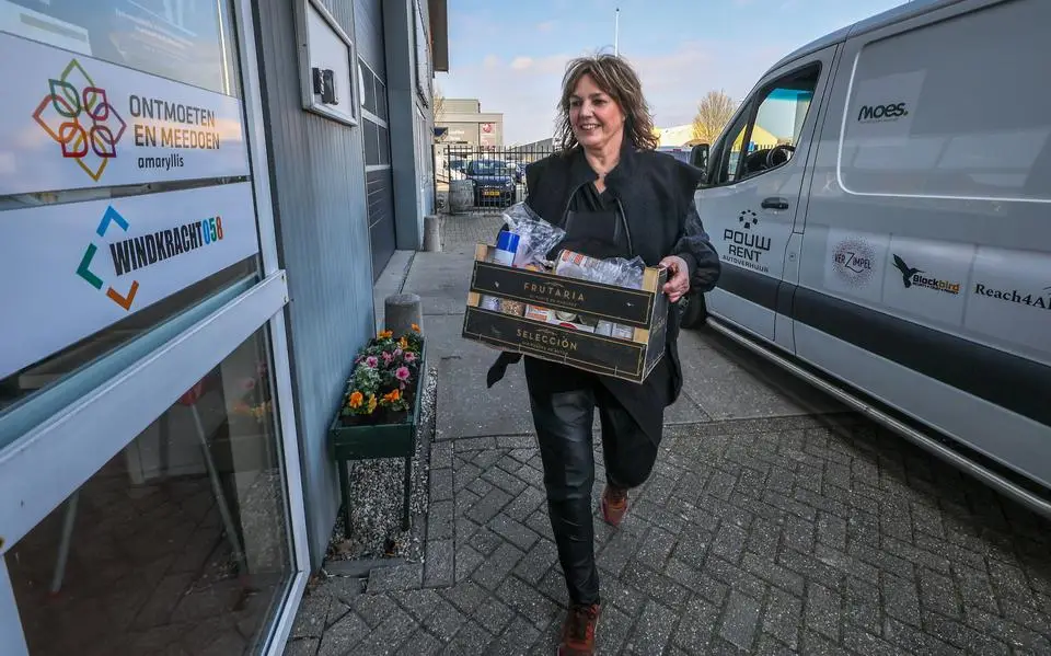 Sociale winkel Moes begint proef met bezorgen buiten Leeuwarden: ‘Dat ene tientje kan het verschil maken’  