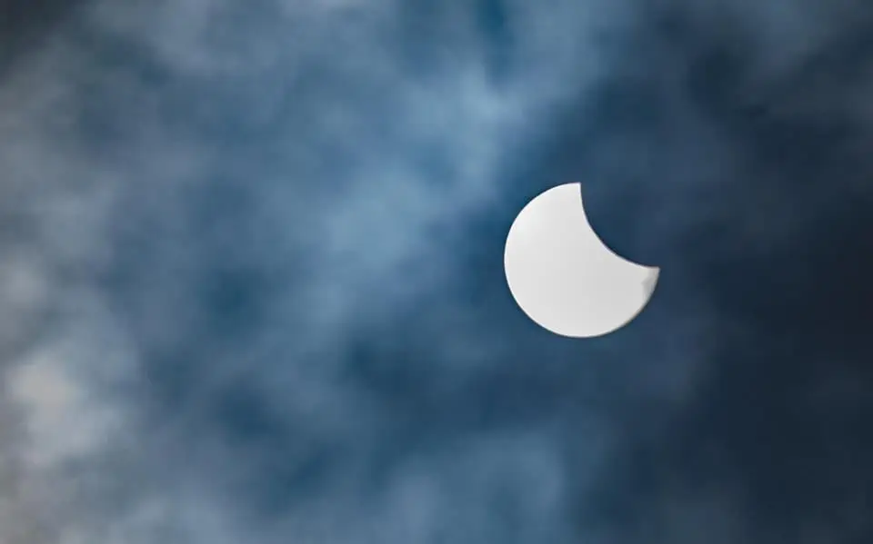 Gedeeltelijke zonsverduistering ondanks bewolking te zien in Friesland. Bekijk hier de foto’s