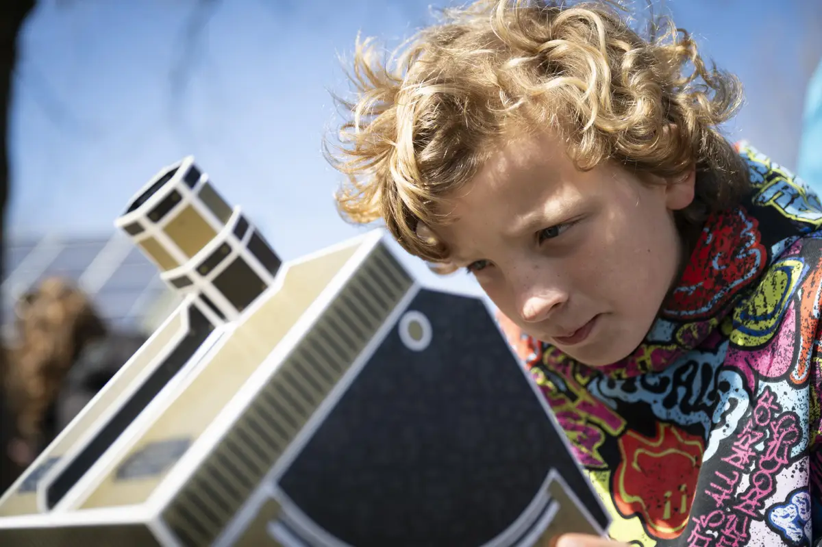 Seth en Anke genieten van zonsverduistering in Lauwersoog. ‘Alsof een muis een hapje uit de zon heeft genomen’