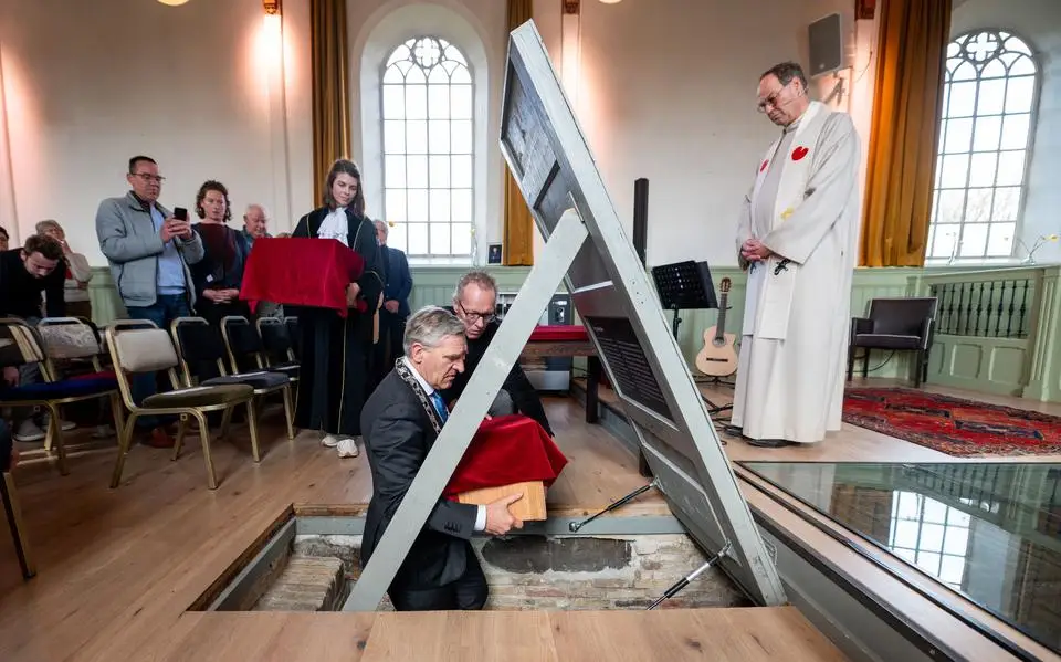 Zo werd jonker Sicke van Dekema exact 400 jaar na zijn dood opnieuw begraven in Jellum. ‘De cirkel is rond’