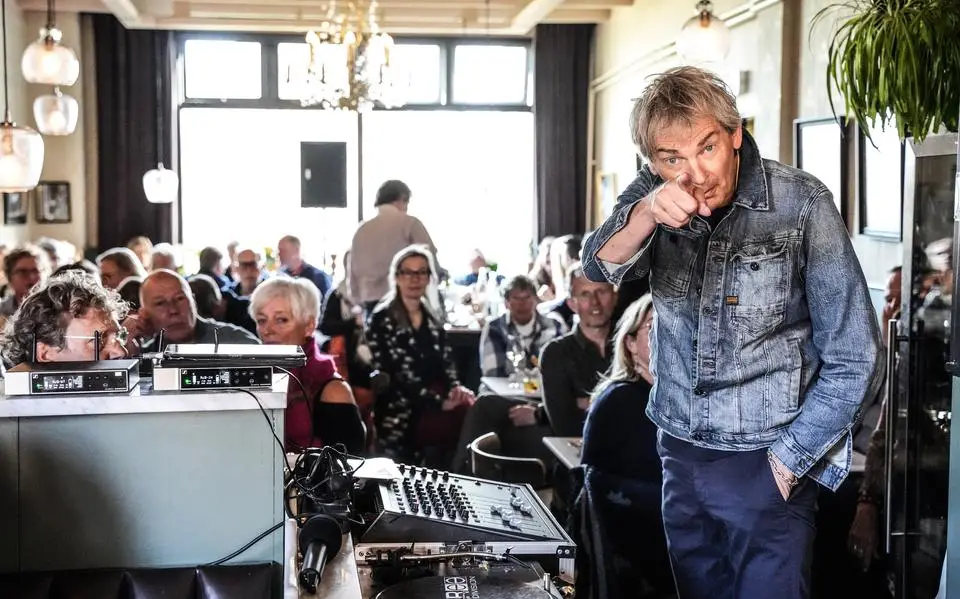 Matthijs van Nieuwkerk draait na ‘verwarrende jaren’ chansons op Terschelling. ‘Ben ik te veel aan het woord?’