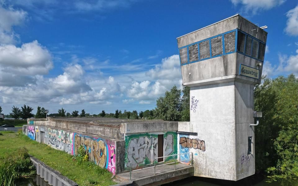 De Geeuwbrug in Sneek staat weer te koop. Wanneer wordt de verlaten brug eindelijk een luxe watervilla?  