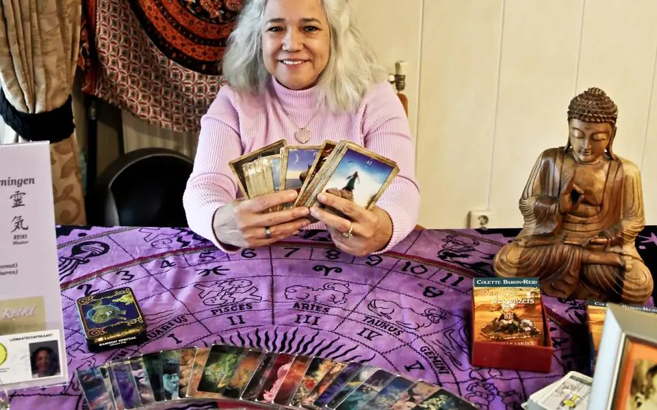 Anna (59) uit Leeuwarden doet aan tarotkaarten leggen | start je weekend