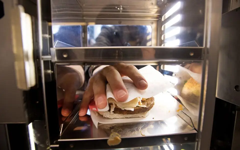 Stapper vernielt snackautomaat in Leeuwarden en wordt getaserd: werkstraf en voorwaardelijke celstraf