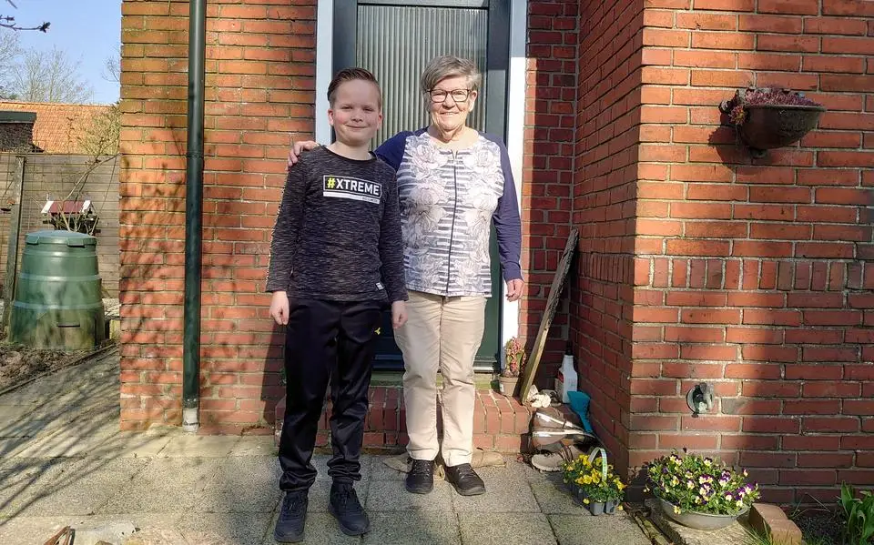 Attje (81) uit Burdaard leeft nog dankzij haar ‘grutte held’ Gerjan Tacoma (9)