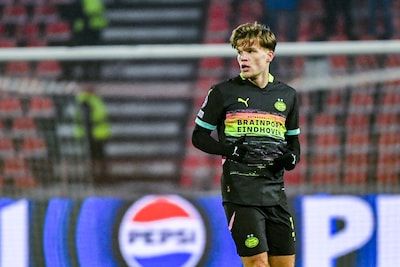 Linksback die al debuut maakte in PSV 1 moet afhaken met zware blessure en is al klaar voor dit seizoen