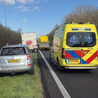 Auto en vrachtwagen botsen op A58 bij Bavel, bijna uur vertraging richting Tilburg