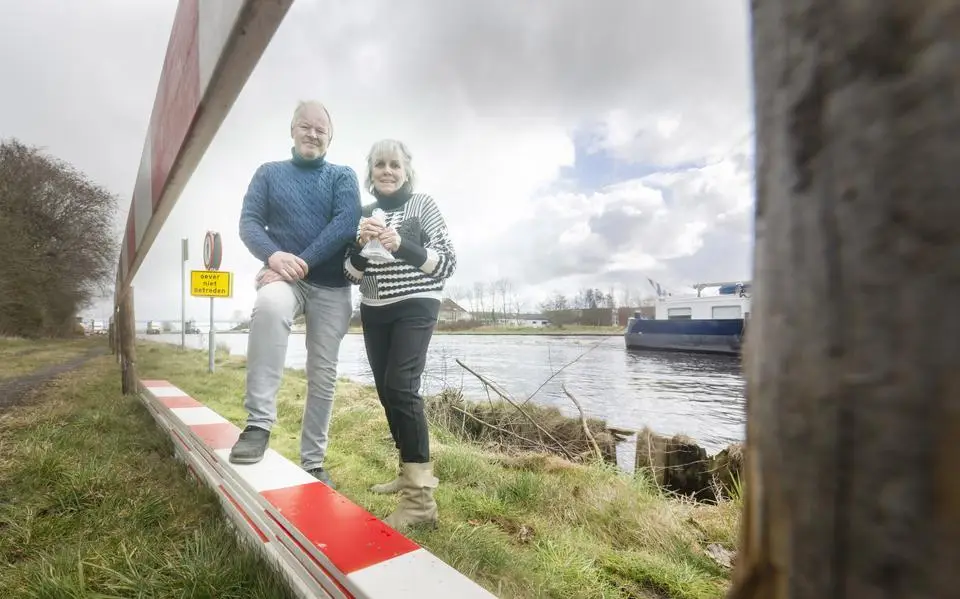 Soap op Blauforlaet: Tineke (71) en Freerk (68) krijgen zomaar een tientallen meters lang hek voor de deur